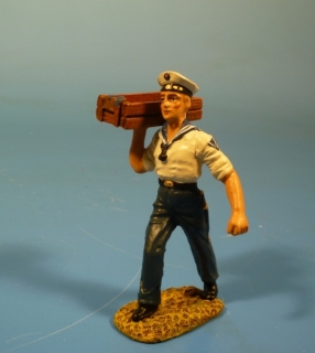 Kriegsmarine Matrose eine Kiste tragend