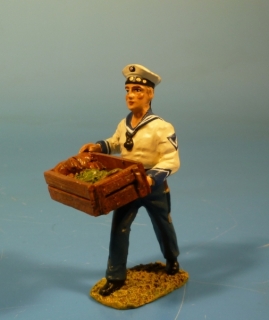 Kriegsmarine Matrose eine Kiste tragend