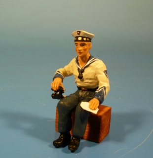 Kriegsmarine Matrose sitzend mit Fernglas und Karte
