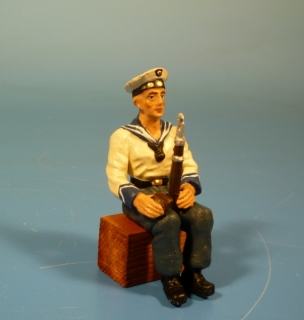 Kriegsmarine Matrose sitzend mit Karabiner