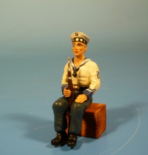 Kriegsmarine Matrose sitzend mit Karabiner