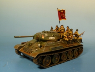 Russische Panzer T-34/76 mit aufgesessener Infanterie 