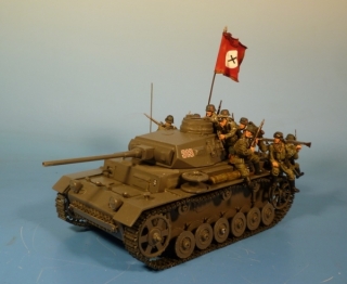 Panzer III Ausfhrung L mit 5 cm KWK L/60 mit aufgesessener Infanterie im Angriff