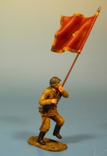 Rote Armee Soldat strmend mit Fahne