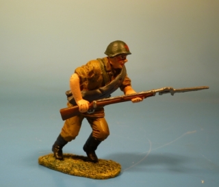 Rote Armee Soldat strmend mit Gewehr