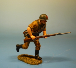 Rote Armee Soldat st�rmend mit Gewehr