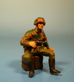 Waffen-SS Scharf�hrer sitzend mit MP40