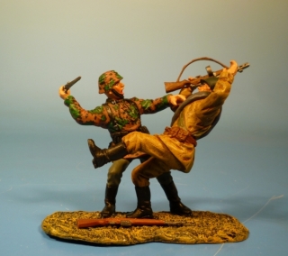 Waffen-SS Soldat mit Rotarmisten im Nahkampf 