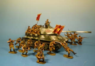 Russische Panzer T-34/85 mit Infanterie im Angriff