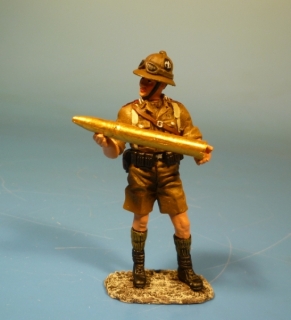 Afrikakorps Artillerist mit Granate