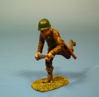 US Soldat st�rmend mit M1 Garand