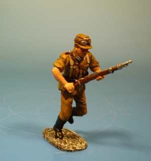 Afrikakorps Soldat st�rmend mit Karabiner 98k