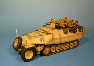 Afrikakorps Schtzenpanzer Sd.Kfz. 251 mit aufgesessenen Panzergrenadieren im Angriff