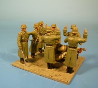 Vereidigungsgruppe: 7 Soldaten beim Fahneneid