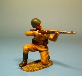 Rote Armee Soldat schie�end mit Tokarew SWT-40