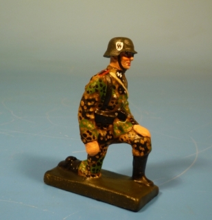 Waffen SS Soldat kniend