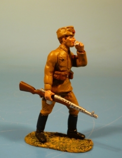 Rote Armee Soldat vorgehend