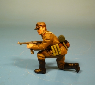 Afrikakorps Soldat kniend mit MP40