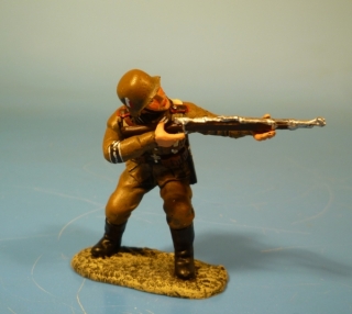 Afrikakorps Soldat mit Karabiner 98k schie�end