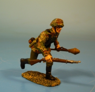 Wehrmacht Tarnfleck Soldat strmend mit Karabiner und Panzerfaust