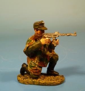 Wehrmacht Tarnfleck Soldat kniend mit Sturmgewehr 44