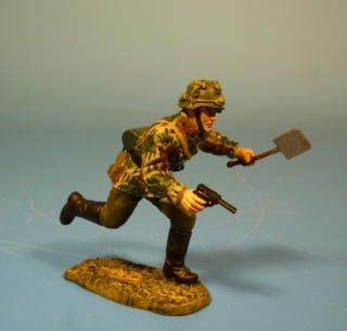 Wehrmacht Tarnfleck Soldat st�rmend mit Pistole und Spaten