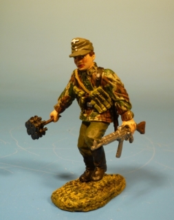 Wehrmacht Tarnfleck Soldat st�rmend mit geballter Ladung und Sturmgewehr 44