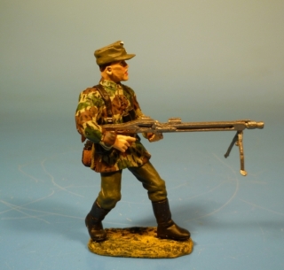 Wehrmacht Tarnfleck Soldat mit MG 42 aus der Hfte schieend
