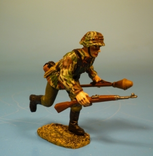 Wehrmacht Tarnfleck Soldat st�rmend mit Panzerfaust und Gewehr 43