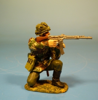 Wehrmacht Tarnfleck Soldat kniend schie�end mit Sturmgewehr 44