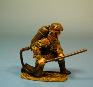Wehrmacht Tarnfleck Soldat kniend mit Flammenwerfer