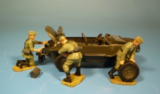 Wehrmacht Mechaniker im Einsatz am VW Schwimmwagen