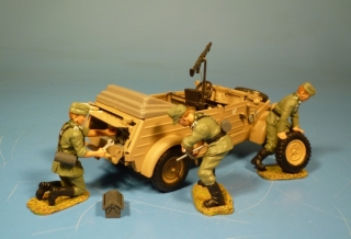 Wehrmacht Mechaniker bei der Repartatur am VW K�belwagen