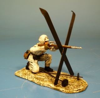 Gebirgsj�ger Scharfsch�tze �ber Skier schie�end