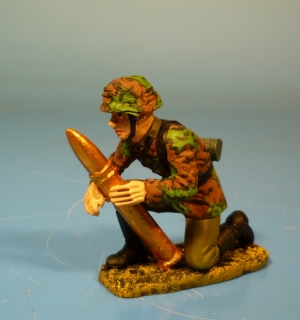 Waffen-SS Soldat mit Gesch�tzgranate