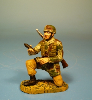 Fallschirmj�ger kniend mit Granate