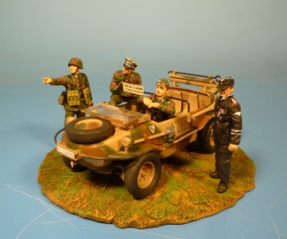 Schwimmwagen bei der Lagebesprechung mit Waffen-SS Soldaten im Sommertarn