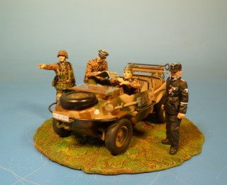 Schwimmwagen bei der Lagebesprechung mit Waffen-SS Soldaten im Herbsttarn.