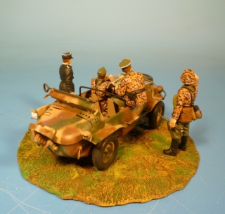 Schwimmwagen bei der Lagebesprechung mit Waffen-SS Soldaten im Herbsttarn.