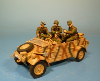 Waffen-SS Kbelwagen mit Infanterie