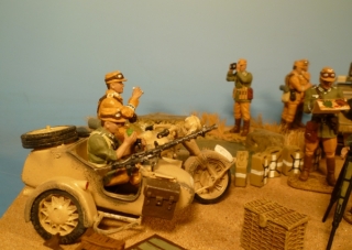 Diorama Afrikakorps 1941: Generalfeldmarschall Erwin Rommel bei der Lagebesprechung  in der Kyrenaika 1941