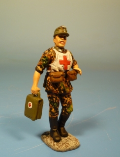 Waffen-SS Sanit�ter vorgehend