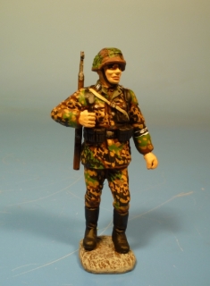 Waffen-SS Soldat vorgehend
