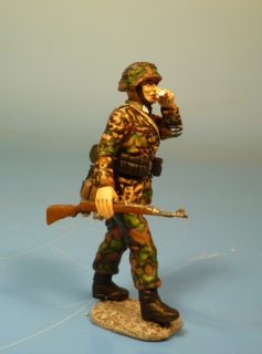 Waffen-SS Soldat mit Gewehr 43 vorgehend