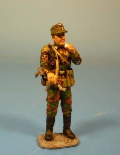 Waffen-SS Soldat bei der Kampfpause