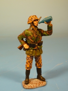 Waffen-SS Soldat bei der Kampfpause