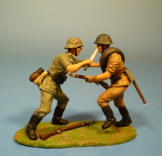 Zweikampfgruppe: Deutscher Landser im Kampf mit einem Russen (Rote Armee)