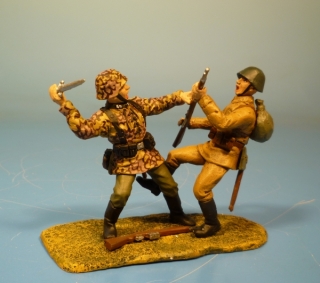 Waffen-SS Soldat im Kampf mit einem Soldaten der roten Armee