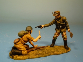 Waffen-SS Soldat im Kampf mit einem Soldaten der roten Armee