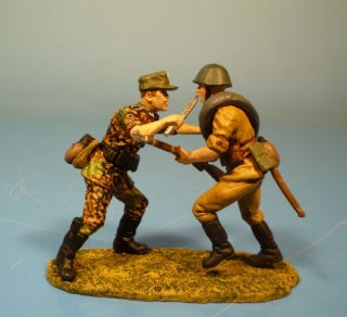 Waffen-SS Soldat im Kampf mit einem Soldaten der roten Armee